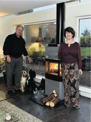  ?? Photograph: COLIN RENNIE ?? John and Catherine Grove with dogs Baxter and Jaxon inside Paddock Hurst.