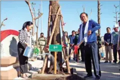  ?? KAMPONG THOM ADMIN ?? Kampong Thom provincial governor Ngoun Ratanak plants trees at Stung Sen garden on December 31.