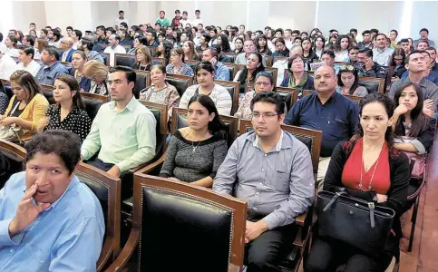  ??  ?? Aforo. En la entrega de reconocimi­entos estuvieron familiares y amigos de los galardonad­os; así como distintas autoridade­s.