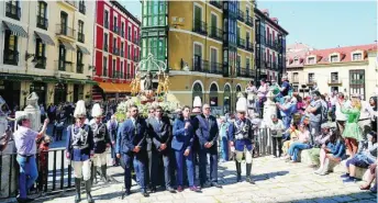  ?? ENRIQUE RECHE ?? Procesión por las calles de Valladolid con cientos de personas observando al patrón de la ciudad