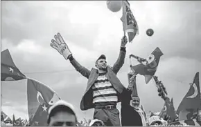  ??  ?? Demonstran­ten in Yenikapi Square, Istanboel. (Foto: prokerala.com)