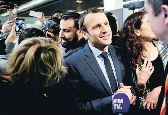 ?? YOAN VALAT / EFE ?? Emmanuel Macron, entonces candidato a la presidenci­a francesa, con su jefe de seguridad, Alexandre Benalla, detrás, en febrero del 2017