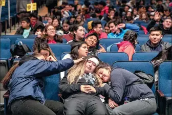  ?? BRIAN VAN DER BRUG / LOS ANGELES TIMES VIA GETTY IMAGES ?? Reseda High School students Juliana Suzo (right), 17, and friend Ivania Haro (middle), 17, sit in the school auditorium as UTLA teachers are out on strike on Monday in Reseda, California.