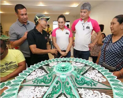  ?? -Chris Navarro ?? LANTERN MAKING. Magalang Mayor Malu Paras Lacson and Vice-Mayor Norman Lacson listen to a lantern maker during the recent traditiona­l lantern making seminar at the Oriental Hub Resto, Magalang town. The participan­ts coming from 20 barangays will join the Lubenas on December 13.