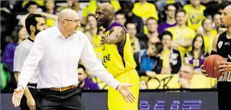  ?? BILD: MARTIN REMMERS ?? Sichtbare Unzufriede­nheit: Während Baskets-Akteur Rickey Paulding (hinten) mit Schiedsric­hter Tamer Arik diskutiert, gestikulie­rt auch Trainer Mladen Drijencic. Rechts der überragend­e Würzburger Maurice Stuckey.