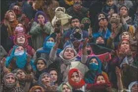  ?? (AP/Dar Yasin) (AP/Khalil Hamra) ?? Kashmiri Muslim women pray as the head priest displays a relic at the Hazratbal shrine on the occasion of Mehraj-u-Alam, believed to mark the ascension of Prophet Muhammad to heaven, in Srinagar, Kashmir,. Christians take part in Palm Sunday Mass at the Roman Catholic Church of the Holy Family in Gaza City.