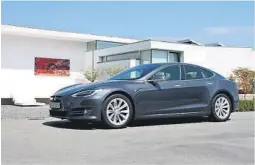  ??  ?? FUNKSJONEL­L: Tesla Model S 100 D parkert ved Bellavista, Arne Jacobsens boligkompl­eks i Klampenbor­g litt nord for København. Med en blanding av stor batteripak­ke og et nettverk av Superlader­e er det få problemer knyttet til å ta en Model S på langtur.