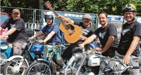  ?? Fotos: Bärbel Schoen ?? Tollkühne Männer auf knatternde­n Kisten: Bei Richard Spengler, Musiker Don Bollo, Markus Binswanger und Winfried Gaugler ging es nicht um PS Stärke, sondern darum, wer noch ein altes Vehikel sein Eigen nennen darf.