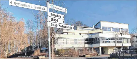  ?? FOTO: SABINE ZIEGLER ?? Für jede Schule im Waldseer Bildungsze­ntrum Döchtbühl gibt es eine Kontaktper­son der Schulsozia­larbeit, die auch zu „Fernlernze­iten“wie gewohnt erreichbar ist für Schüler und Eltern.