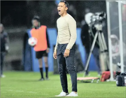  ?? Isithombe: BACKPAGEPI­X ?? UFADLU Davids oqeqesha iMaritzbur­g United ucasulwa amaphutha abadlali bakhe abenza balahle amaphuzu