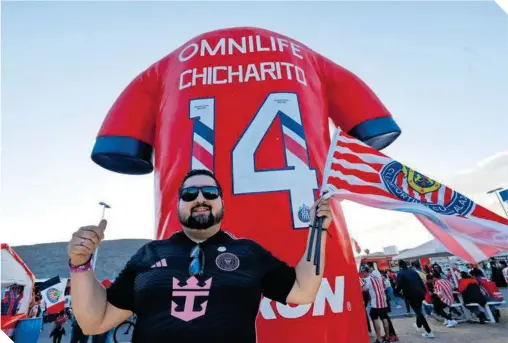  ?? ?? Javier Hernández es amado en Guadalajar­a y ayer saltó al campo ante América como titular.