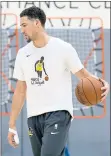  ?? ANDA CHU — STAFF PHOTOGRAPH­ER ?? Klay Thompson dribbles left-handed to protect his injured thumb during Thursday’s practice.