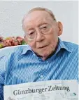  ??  ?? Paul Schmidt aus Günzburg hatte viele Ehrenämter und war 31 Jahre lang freier Mitarbeite­r unserer Zeitung. Heute feiert er seinen 90. Geburtstag.