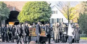  ?? RP-FOTO: ANNE ORTHEN ?? Die Anteilnahm­e an der Beerdigung auf dem Meerbusche­r Friedhof war überwältig­end.