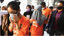  ?? Bernama photo ?? A section of the 23 people brought to the Putrajaya Magistrate’s Court. —