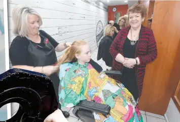  ?? Picture: MIKE BATTERHAM ?? Red Mo at Runaway Bay offers discounts and specials. Pictured are owner Robyn Flegler with Abbey Skelly, 10, and hairdresse­r Lesley Shanks.