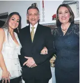  ??  ?? Marianela Rodas junto Daniel y Margarita López.