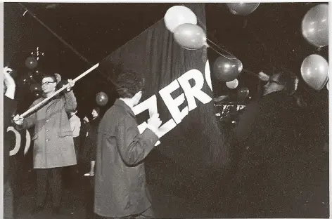  ?? FOTO: REINER RUTHENBECK, STIFTUNG KUNSTFONDS © VG BILD-KUNST, BONN 2021 ?? Eine Demonstrat­ion der Zero-künstlergr­uppe im Jahr 1962, fotografie­rt von Reiner Ruthenbeck.