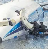  ??  ?? Rescate. Efectivos de Prefectura se acercaron al avión en un bote.