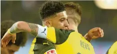  ?? Foto: Friso Gentsch, dpa ?? Dortmunds Torschütze­n Jadon Sancho (links) und Marco Reus feierten gestern Abend einen 2:1-Sieg gegen Gladbach.