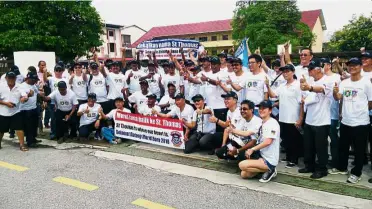  ??  ?? Strong support: St Thomas old boys and teachers posing in front of the former SMK St Thomas building in Kuantan.