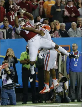  ?? AP PHOTO ?? Alabama wide receiver ArDarius Stewart, left, makes a touchdown catch against Florida defensive back Vernon Hargreaves III.