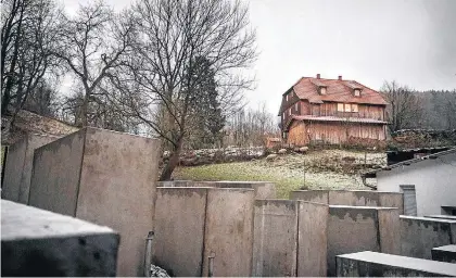  ?? GORDON WELTERS FOR THE NEW YORK TIMES-13/12/2017 ?? Provocação. Réplica do Memorial do Holocausto de Berlim tem intenção de relembrar as atrocidade­s do nazismo