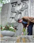  ?? Foto: xh ?? Die Sanierung des Kriegerden­kmals am Landratsam­t wurde vom Verschöne rungsverei­n vorangetri­eben.