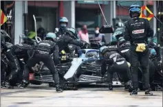  ??  ?? Alonso hace una parada en boxes con el Alpine A521 en Ímola.