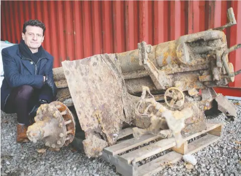  ?? DAX MELMER ?? Amherstbur­g Mayor Aldo Dicarlo displays a First World War German field gun at the town's parks yard on Thursday. The gun was unearthed during constructi­on preparatio­n for the town's new high school. Dicarlo says the gun was likely brought back from Europe as a trophy a century ago.