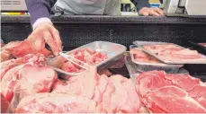  ?? FOTO: DPA ?? Fleisch in der Auslage eines bayerische­n Supermarkt­s: Bei vielen Kunden herrscht eine Diskrepanz zwischen Anspruch und Wirklichke­it.