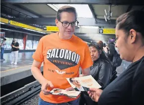  ?? ?? Entre sus actividade­s de este viernes, Salomón Chertorivs­ki recorrió la Línea 5 del Metro, desde la estación Pantitlán hasta La Raza.