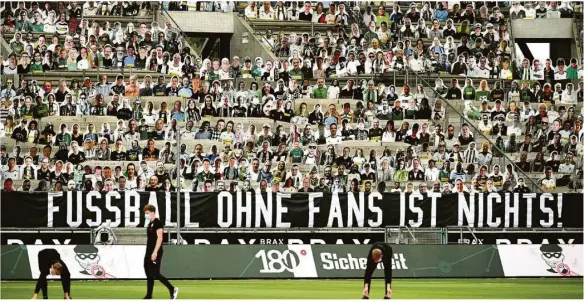  ?? Foto: Federico Gambarini/dpa ?? Pappkamera­den statt Zuschauer: Die Fans von Borussia Mönchengla­dbach protestier­ten während der Geisterspi­ele auf kreative Weise.