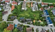  ?? Foto: Alexander Kaya ?? In Reutti werden eine neue Kindertage­sstätte und Wohnhäuser gebaut. Das Luftbild zeigt das Grundstück zwischen der Straße „Am Pfarrgarte­n“(unten) und der Neu‐Ul‐ mer Straße.