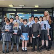  ?? ?? Pupils at Kirkhill Primary celebrate their report card