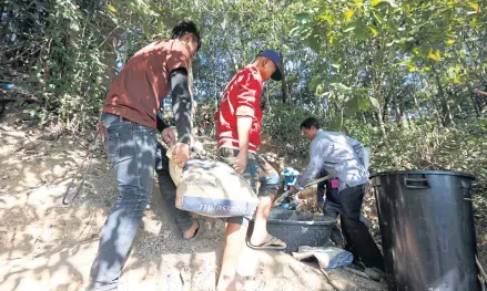  ?? PATTARAPON­G CHATPATTAR­ASILL ?? Villagers in Nan province create a mini-dam as part of a reforestat­ion project. In the past decade, 13 northern provinces have suffered a deforestat­ion crisis that has destroyed at least 8.6 million rai of land.