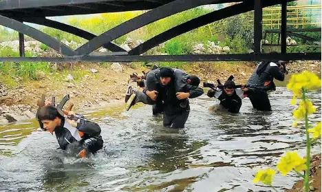  ?? MILITANT WEBSITE/THE ASSOCIATED PRESS FILES ?? A photo released April 30 by a militant website shows new ISIL recruits training in Mosul, northern Iraq.