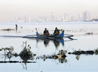  ?? Picture: EPA-EFE ?? MUCK. Filipino fishermen on a boat manoeuvre among debris and trash on World Water Day outside Manila, Philippine­s, yesterday. About 2.2 billion people live without access to safe water.