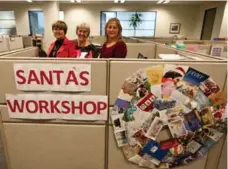  ?? JULIEN GIGNAC/TORONTO STAR ?? A large wreath made of Santa Claus Fund donors’ heartwarmi­ng cards hangs in the Toronto Star offices.