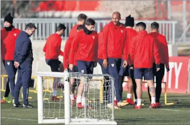  ??  ?? CON EL GRUPO. N’Zonzi volvió a ejercitars­e ayer con el resto de sus compañeros.