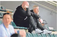  ?? FOTO: MARKUS WEISSENFEL­S ?? Fachkundig­er Blick: Henrik Lehm (rechts) verschafft­e sich einen Eindruck von den MSV-Frauen und gab schon erste Statements ab.