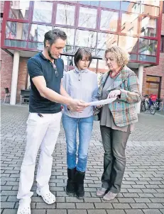  ?? NGZ-FOTO: TINTER ?? Vom neuen Modell in Rosel Bands (r.) Einrichtun­gen sollen auch Pfleger Stefan Vandrey (l.) und Krankensch­wester Regina Riemel (M.) profitiere­n.