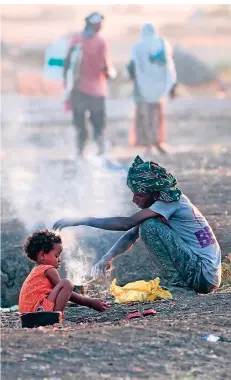  ?? FOTOS: EBRAHIM HAMID/AFP,DPA ?? Immer mehr Menschen flüchten vor den Kämpfen aus der nordäthiop­ischen Region Tigray über die Grenze in den Sudan.