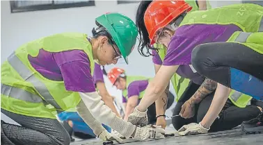  ?? ?? ROMPER ESTEREOTIP­OS.
Mujeres y disidencia­s pueden trabajar en la construcci­ón.