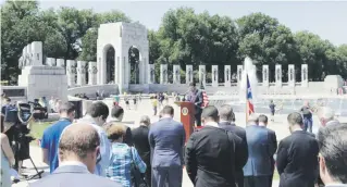  ?? Suministra­da ?? El director ejecutivo de Asuntos Federales en Washington, Carlos Mercader, lideró la ceremonia en los alrededore­s del monumento a los soldados de la Segunda Guerra Mundial.