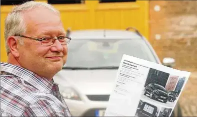  ??  ?? Der Mann hat Glück: Gerd Weber aus Sachsenhau­sen hat bei der Lesertombo­la der TA den Hauptpreis gewonnen: den Ford Fiesta aus dem Autohaus Reichstein & Opitz in Jena. Im Katalog ist er schon zu sehen, geliefert wird das Auto Ende Juli. Foto: Ingo Glase