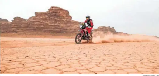  ?? FLORENT GOODEN / EFE ?? Joan Barreda, en acción durante la etapa de ayer del Dakar por el desierto de Arabia Saudí.