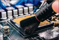  ??  ?? Emp ndliche Bauteile wie den Prozessor reinigen Sie am besten mit einem weichen Pinsel.