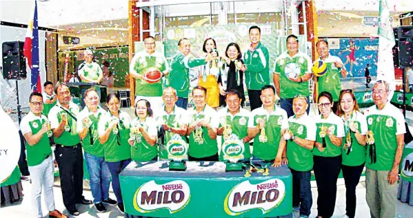  ??  ?? Nestlé Philippine­s Vice President Wilfrido de Ocampo, Milo Sports Executive Lester Castillo, and organizing committee head Ricky Ballestero­s pose with the different tournament managers at the press launch of the 23rd Milo Little Olympics Visayas Finals at the Cube Wing of SM Seaside City yesterday.