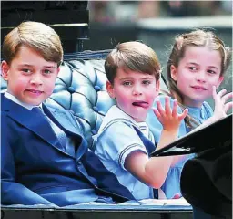  ?? ?? Los infantes británicos a su llegada a palacio